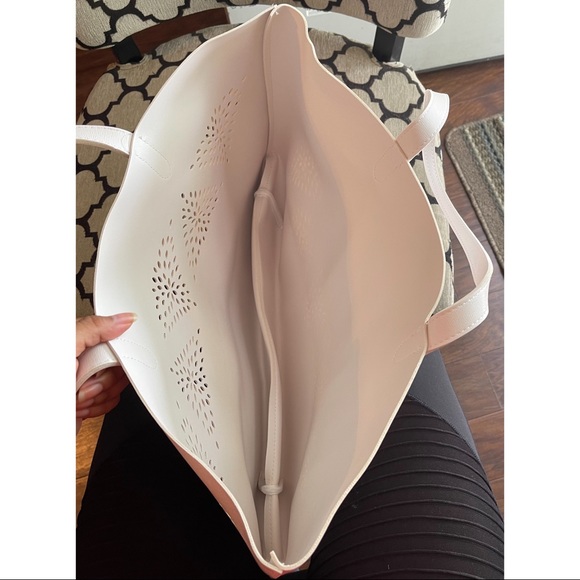 3/$30 Sale+free shipping Chic & Sleek Spring Tote - Picture 4 of 5